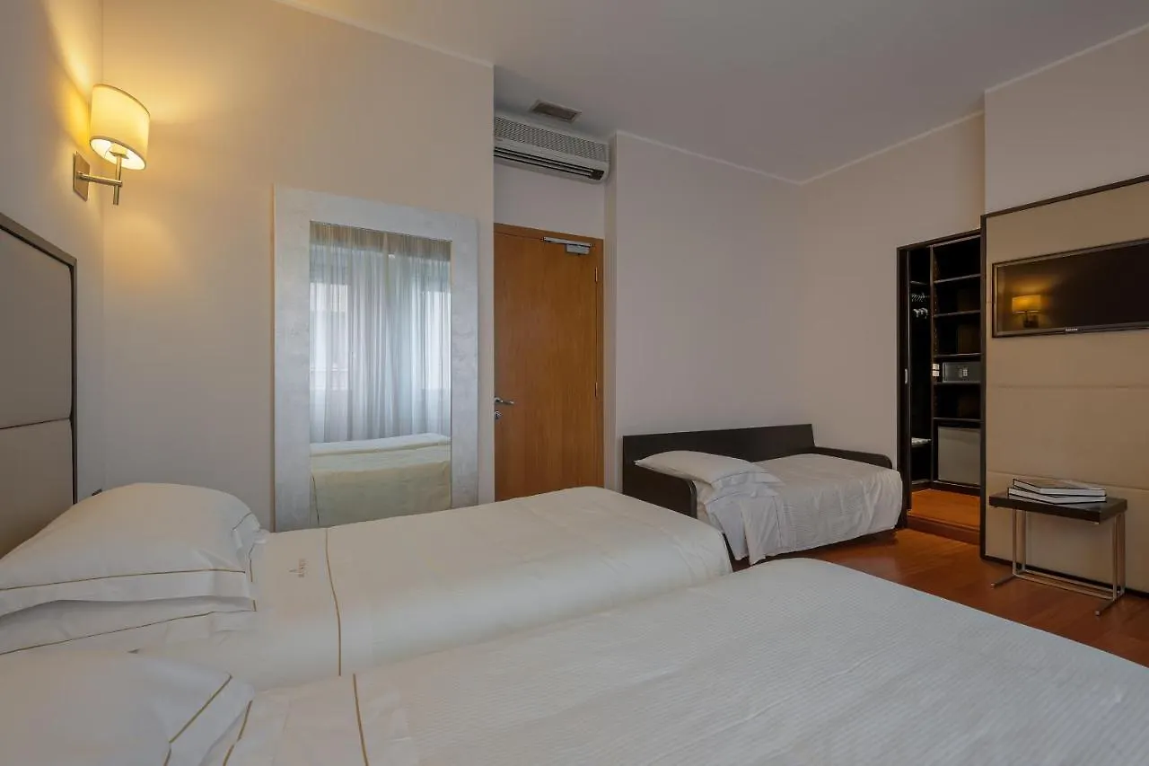 Hotel Ariston Milan 4*,
